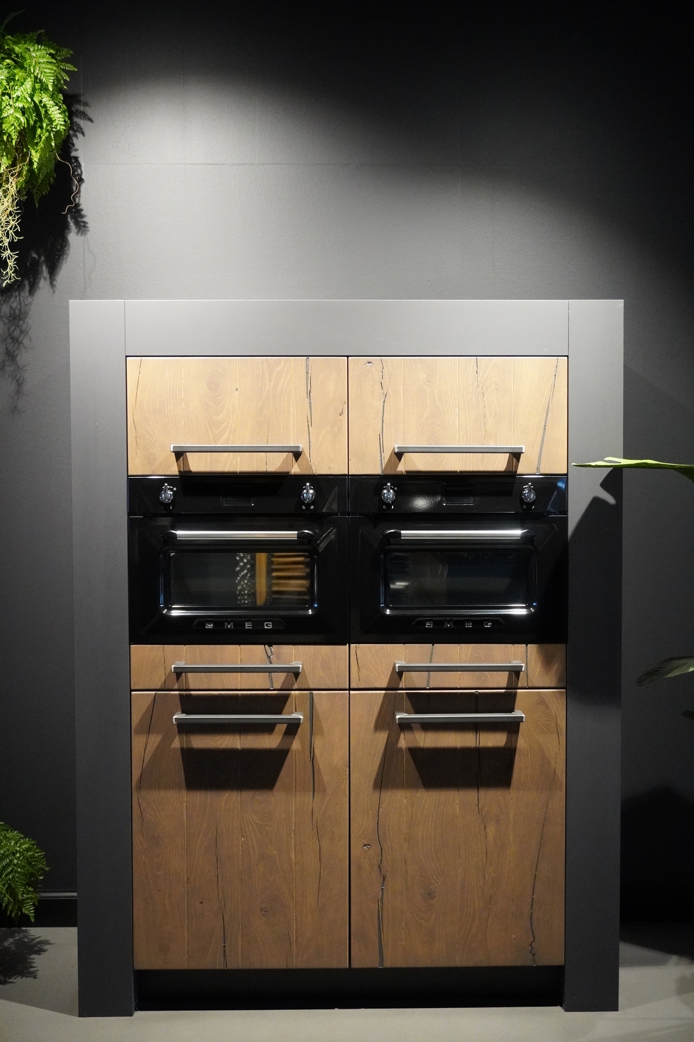 Showroom 4 - Kleine kastenwand met 2 SMEG ovens