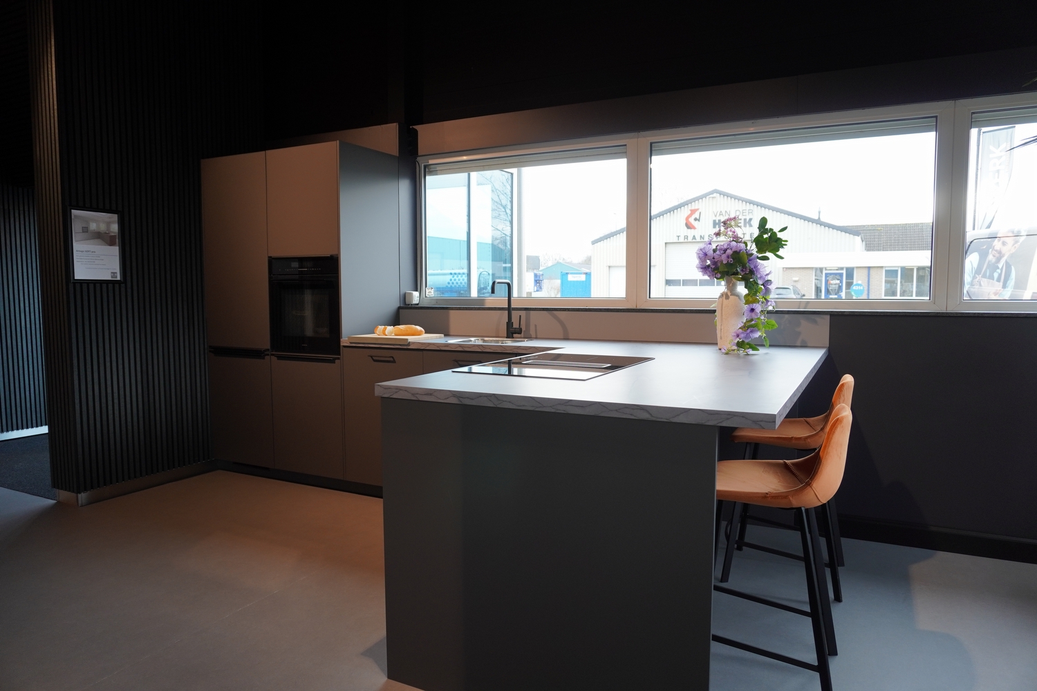 Showroomkeuken 1 - Donkergrijze hoekkeuken met bar