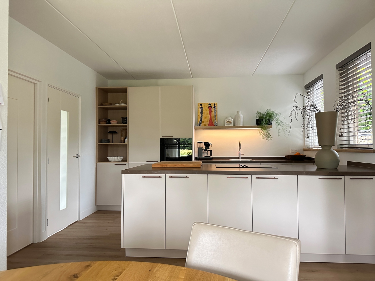 Zandkleurige keuken met bijzonder Neolith werkblad