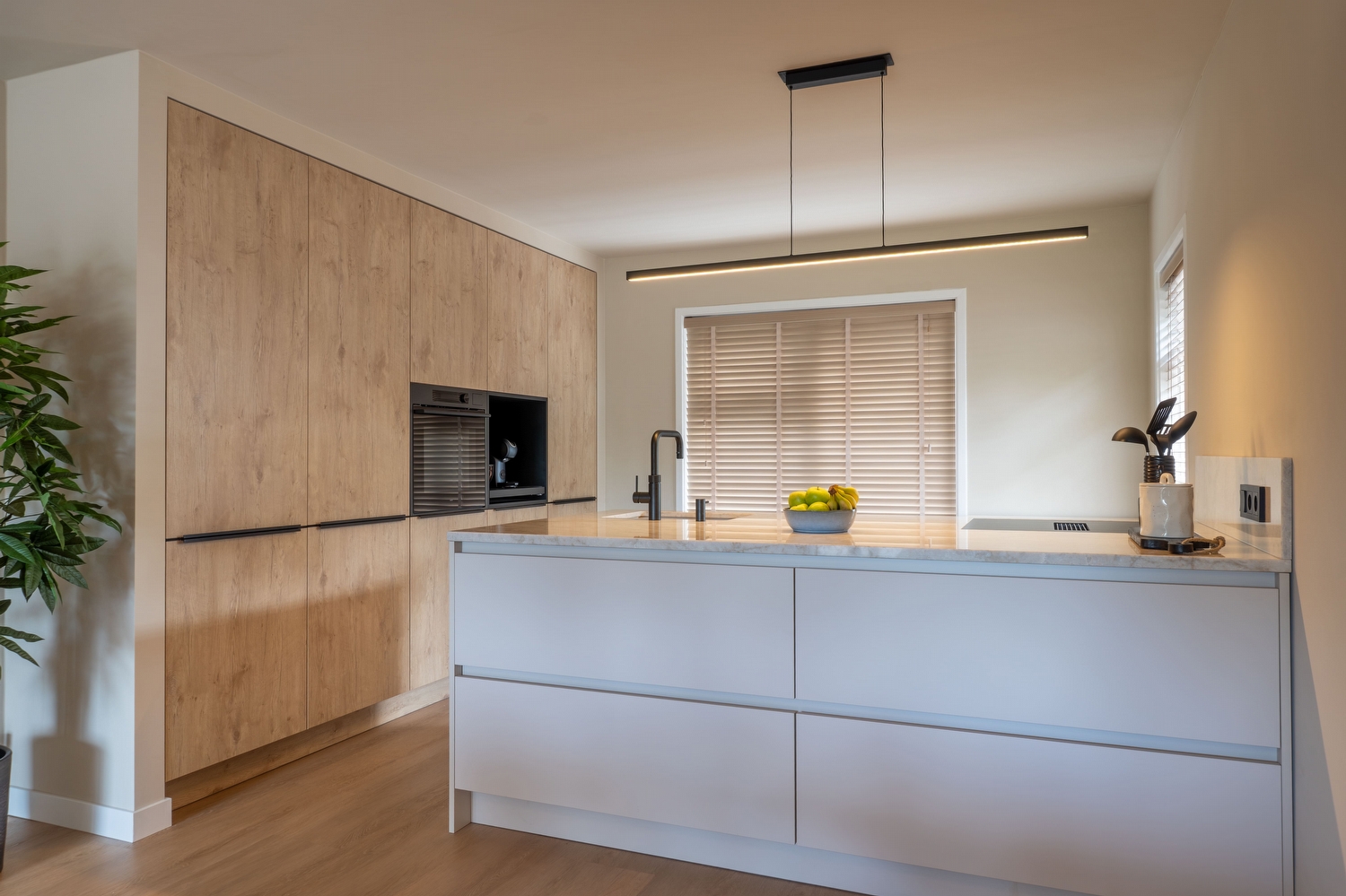 Keuken, bijkeuken én tv-meubel — één warme lijn door de hele woning