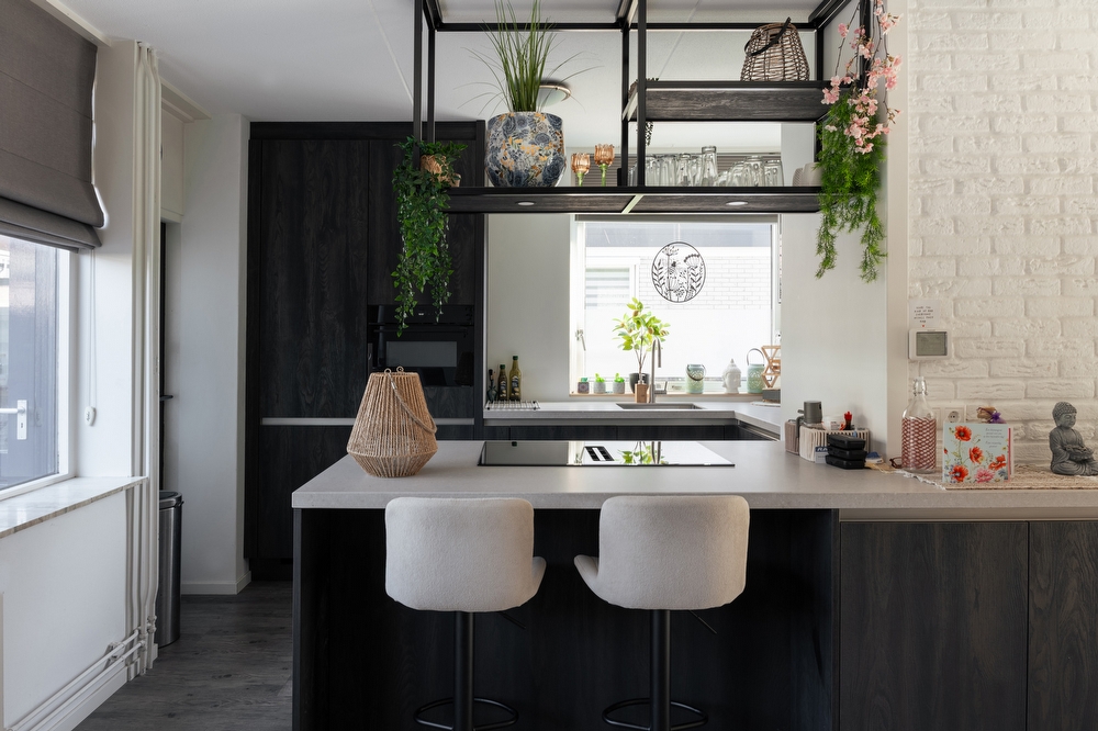 Nieuwe keukentrends 2022 - Dark Split Oak en Just Grey - bob_keukenbouwer-joure_-_keuken_opgeleverd_in_balkdsc00452-hdr-2