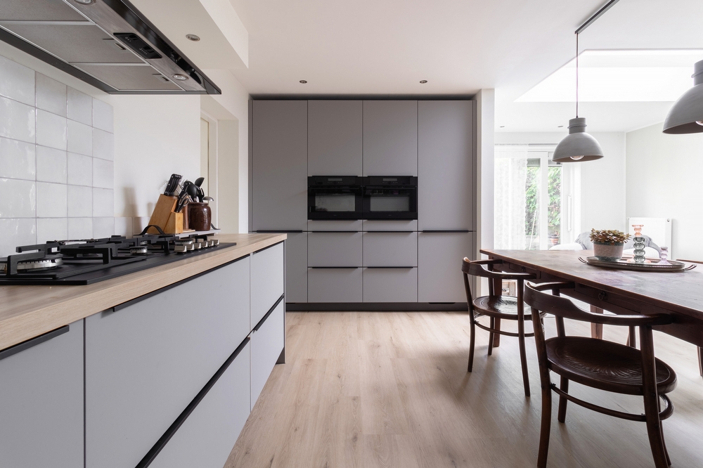 Nieuwe keukentrends 2022 - Dark Split Oak en Just Grey - bob_keukenbouwer-joure_-_keuken_opgeleverd_in_oudehaskeimage00008