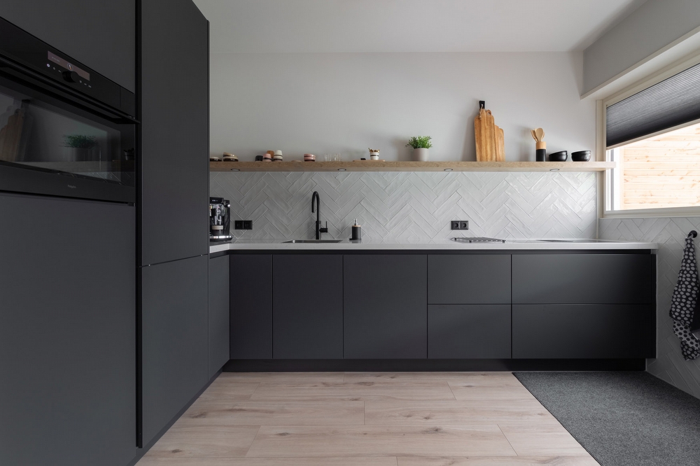 Nieuwe keukentrends 2022 - Dark Split Oak en Just Grey - bob_keukenbouwer-lemmer_7169-hdr