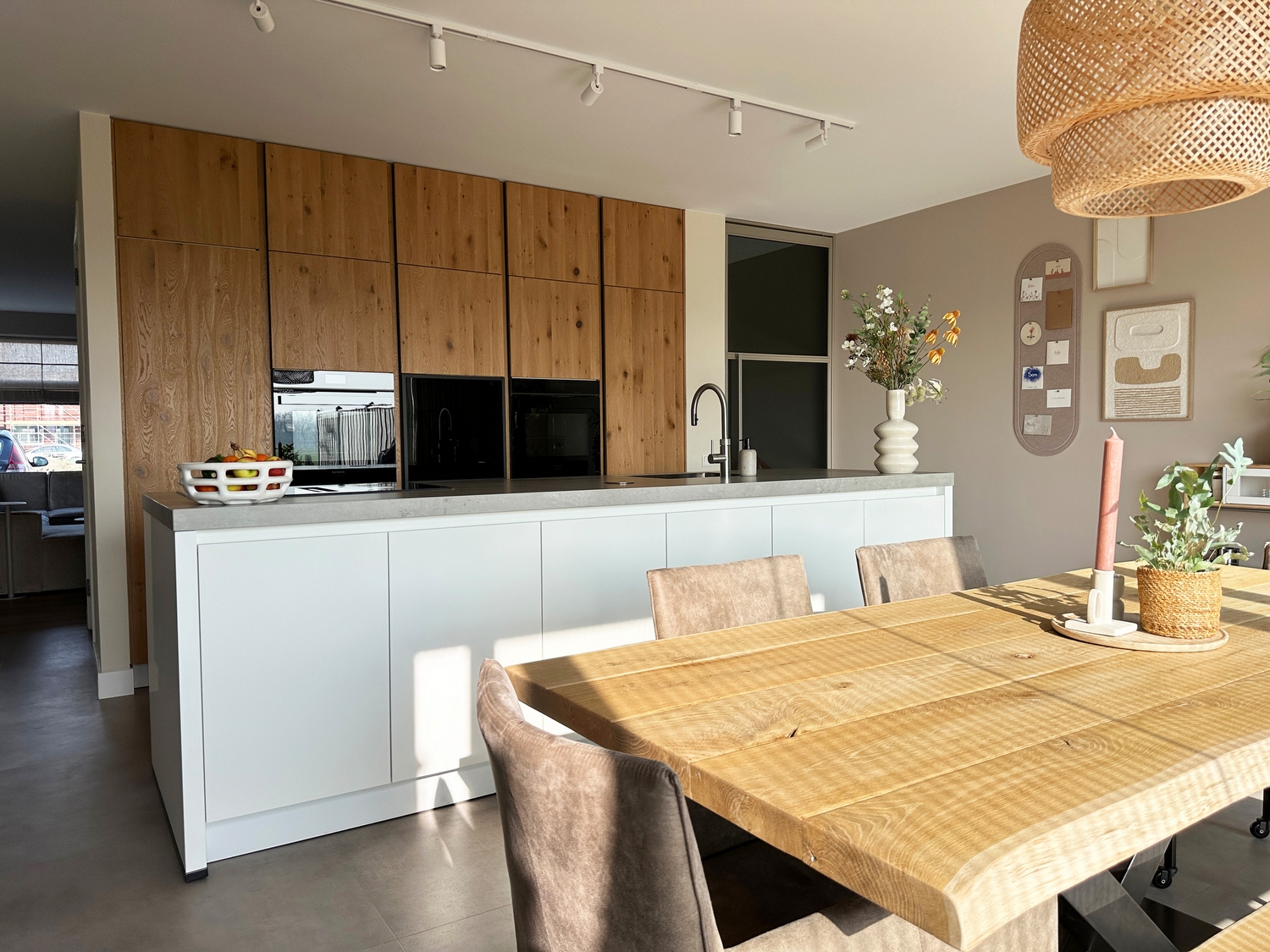 Nieuwe keukentrends 2022 - Dark Split Oak en Just Grey - bob_keukenbouwer-luttelgeest1