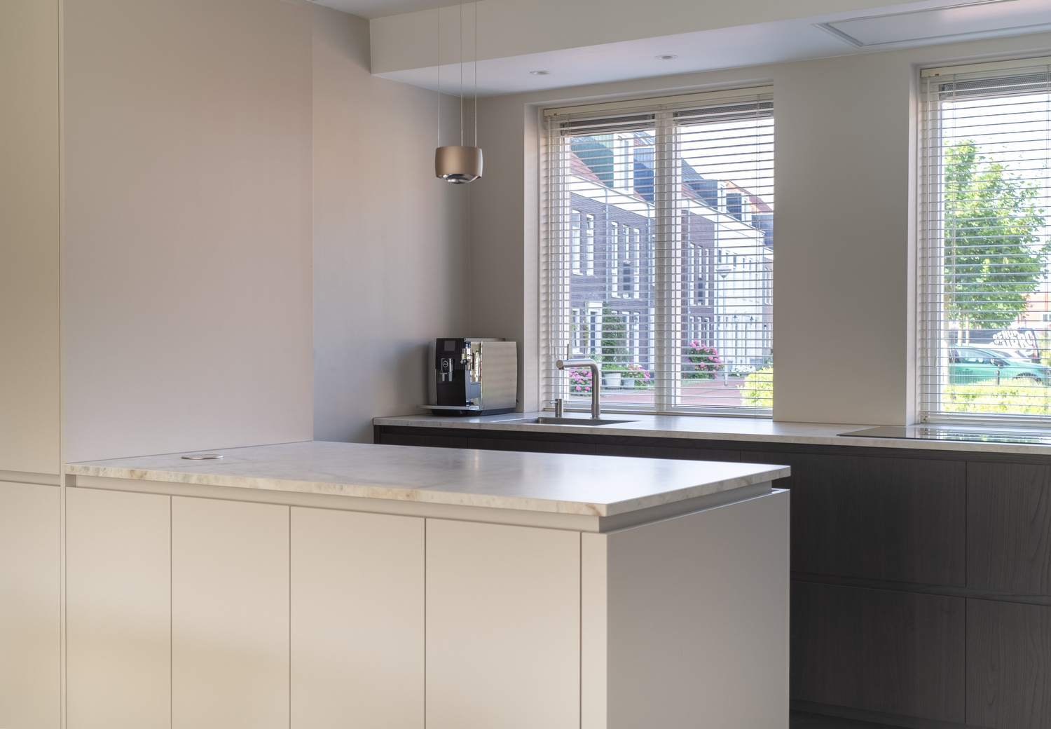 Nieuwe keukentrends 2022 - Dark Split Oak en Just Grey - bp103177-hdr