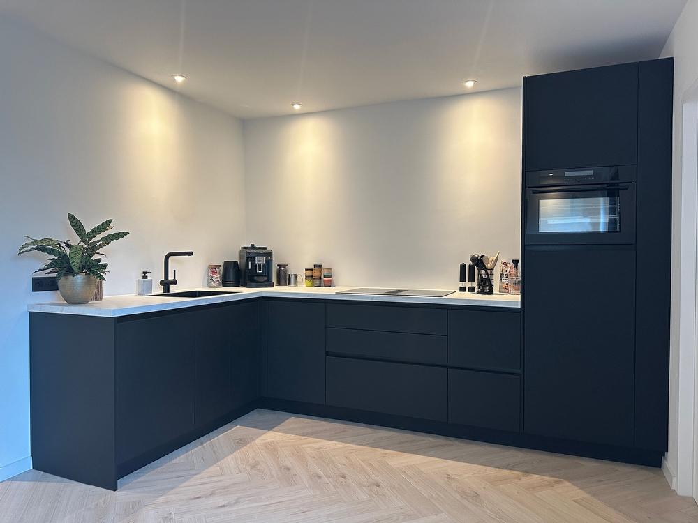 Nieuwe keukentrends 2022 - Dark Split Oak en Just Grey - keuken-geplaatst-bobkeukenbouwer-in-Joure